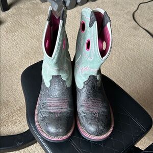 Ariat women’s 9.5B Black & Aqua Fatbaby Cowgirl Boot